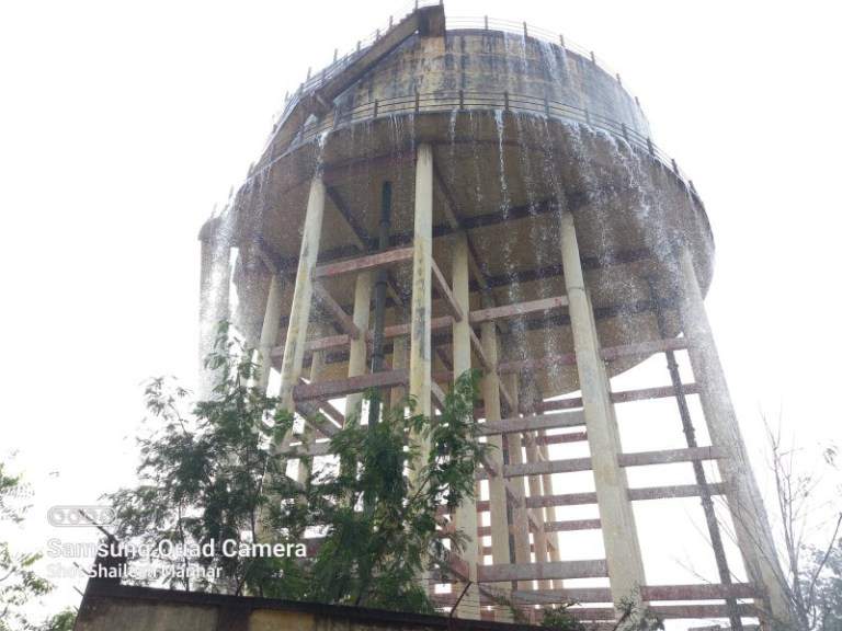 जल आवर्धन योजना की पानी टँकी से बह रहा पानी 