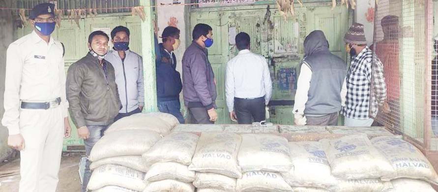 अधिक दाम में सामान बेचा, किराना दुकान सील अधिक दाम में सामान बेचा, किराना दुकान सील