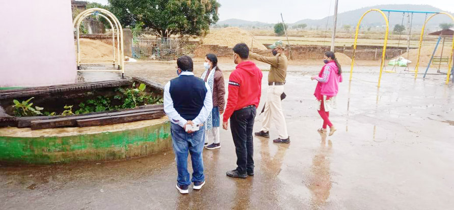 एसडीएम ने स्कूल के सामने बने कुएं का किया निरीक्षण