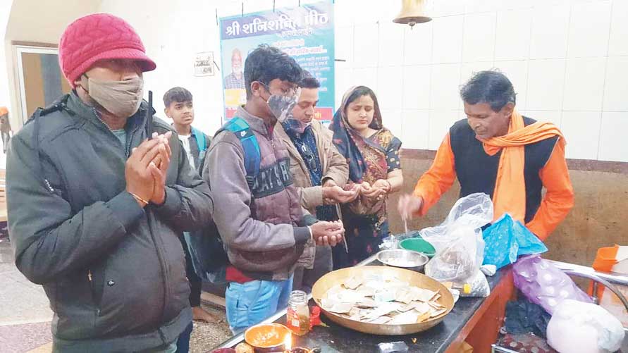 संक्रांति पर मंदिरों में उमड़ी भीड़ संक्रांति पर मंदिरों में उमड़ी भीड़