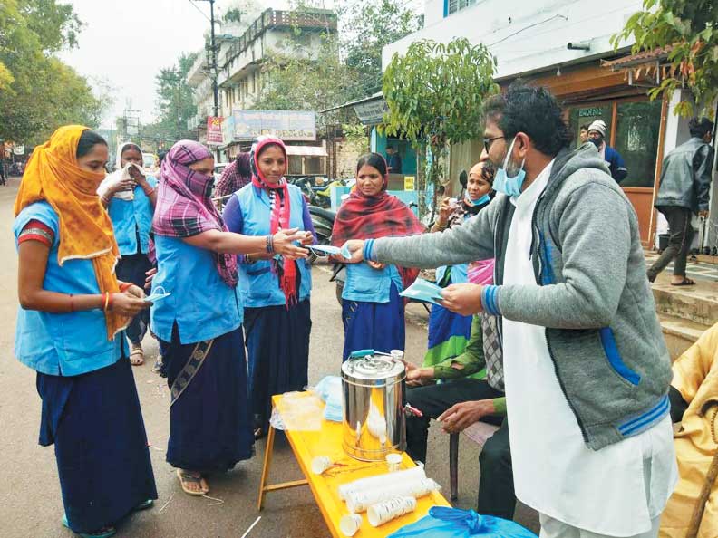 युवा सेवा संघ ने किया मास्क-काढ़ा वितरित युवा सेवा संघ ने किया मास्क-काढ़ा वितरित