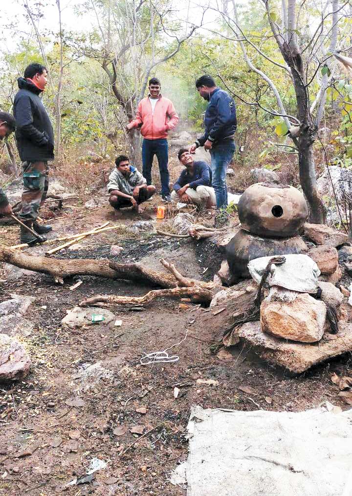 दो आरोपियों से 30 लीटर महुआ शराब जब्त