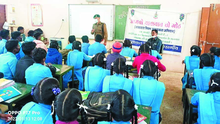 स्कूल बच्चों को दी यातायात नियमों की जानकारी
