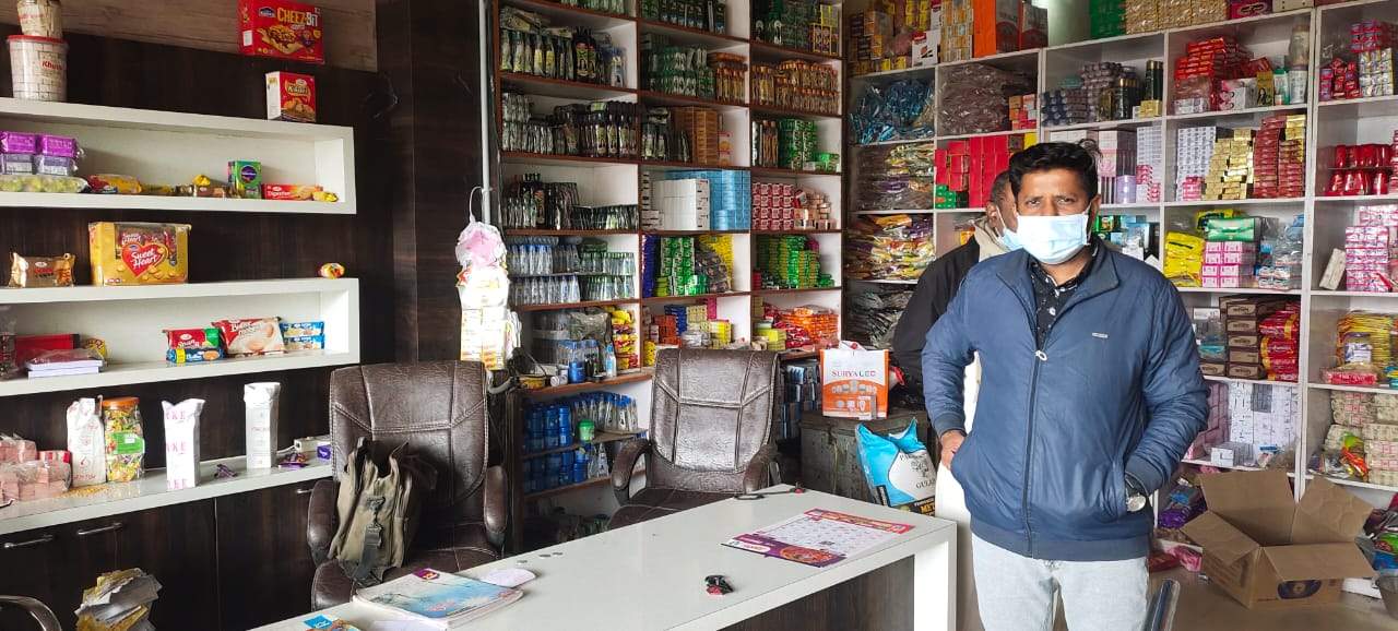 थोक किराना दुकान में चोरी, नगदी व सामान ले गए