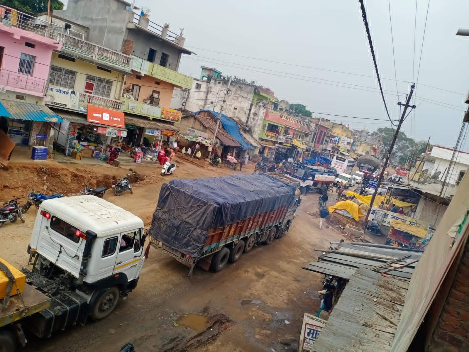अंबिकापुर-बिलासपुर मार्ग पर लखनपुर के पास रोज लग रहा जाम, वार्डवासियों में रोष