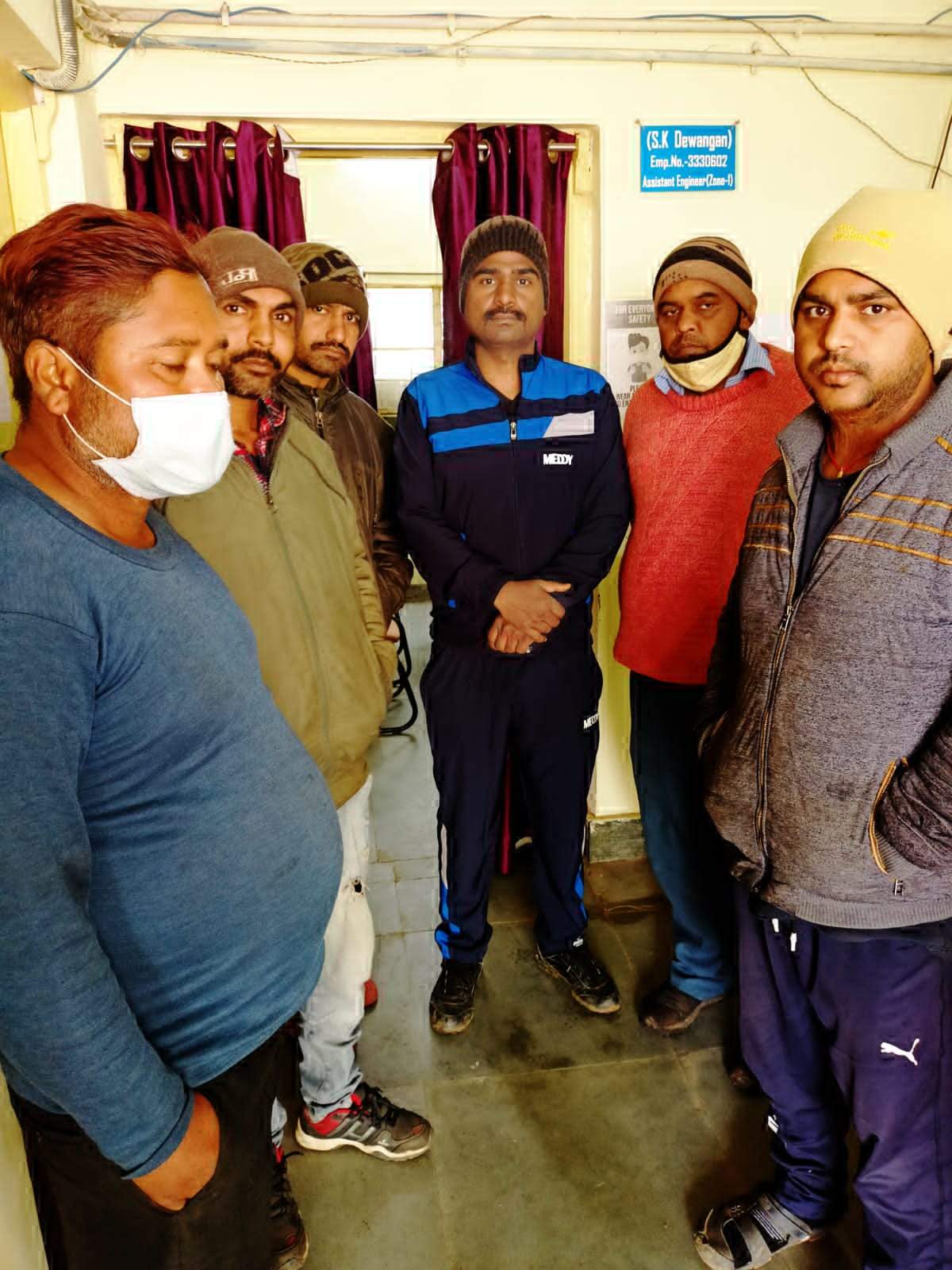 लो वोल्टेज व बार-बार बिजली गुल होने से वार्डवासी परेशान, सब इंजीनियर से शिकायत लो वोल्टेज व बार-बार बिजली गुल होने से वार्डवासी परेशान, सब इंजीनियर से शिकायत