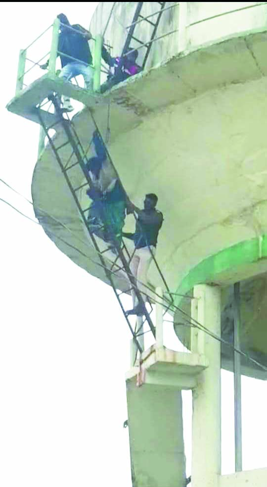200 फीट ऊँची पानी टंकी पर चढ़ गई मानसिक बीमार महिला, सिपाहियों ने सूझबूझ से उतारा