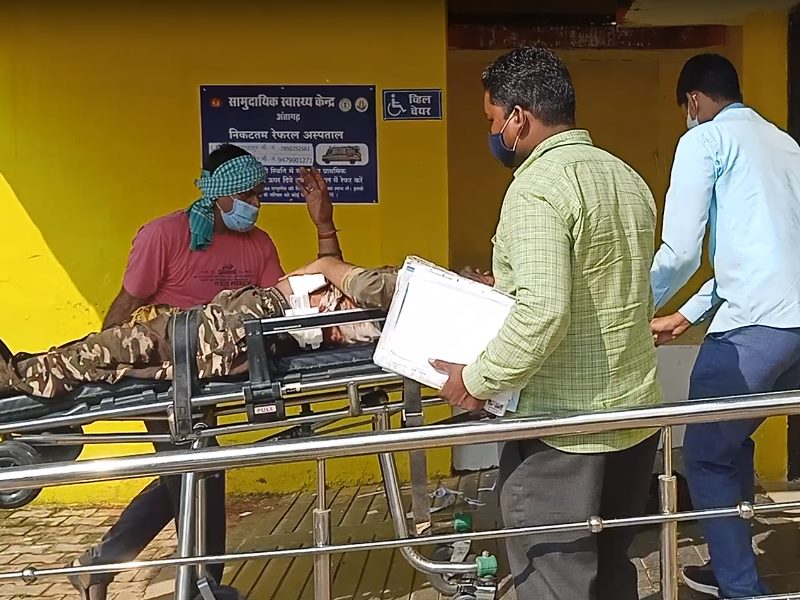 2 जगह बम विस्फोट, 3 जवान घायल 2 जगह बम विस्फोट, 3 जवान घायल