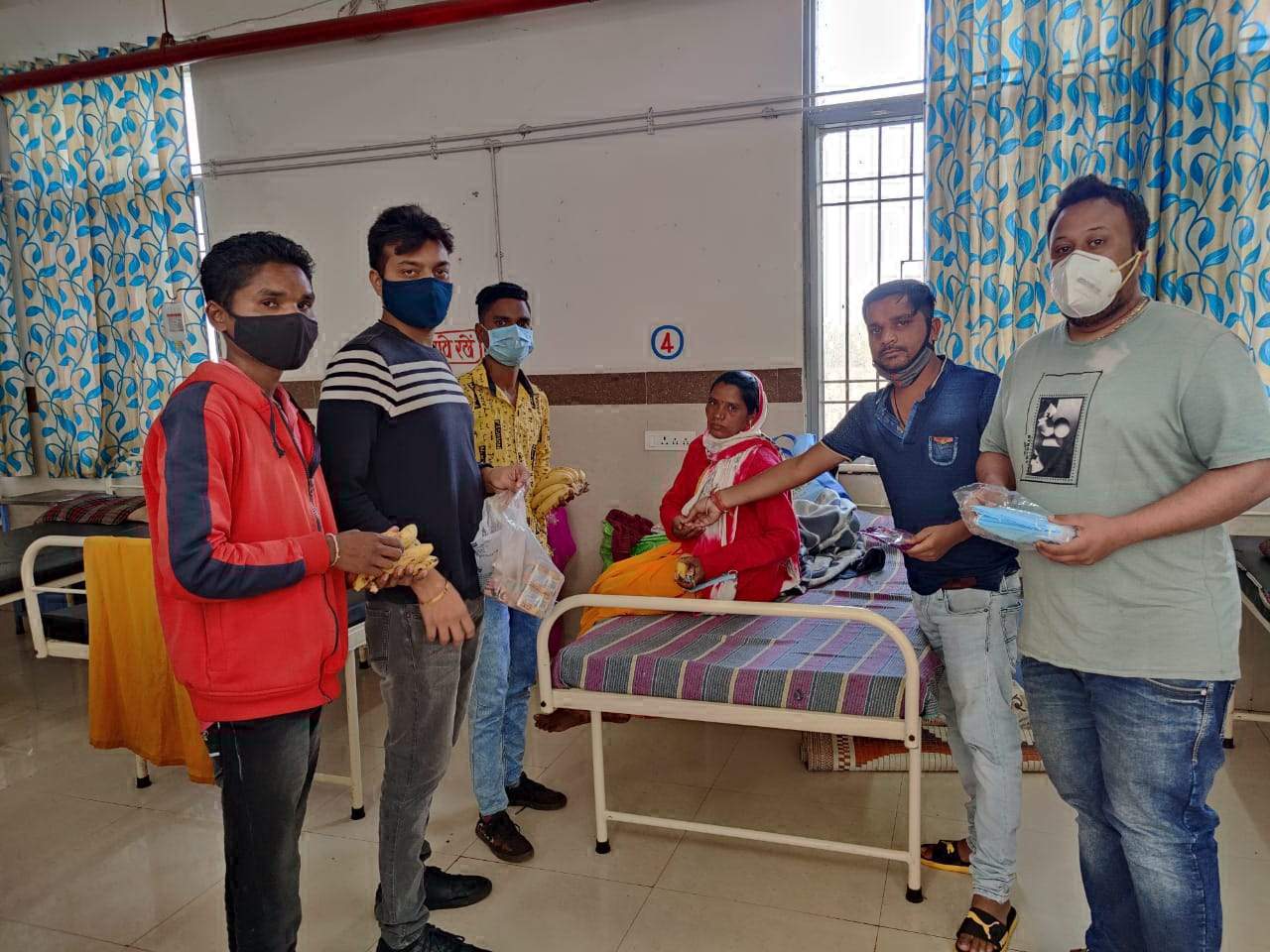 भाजयुमो ने युवा दिवस पर मरीजों को बांटे फल