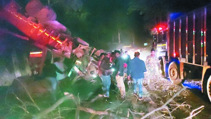 केशकाल घाटी में ट्रक पलटा,  फंसे ड्राइवर को बड़ी मुश्किल से निकाला