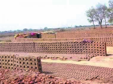 लाल ईंट का हो रहा अवैध निर्माण लाखों की रायल्टी चोरी लाल ईंट का हो रहा अवैध निर्माण लाखों की रायल्टी चोरी