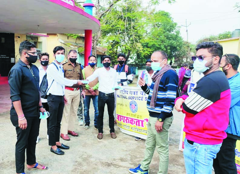 रासेयो स्वयंसेवकों ने बांटे नि:शुल्क मास्क
