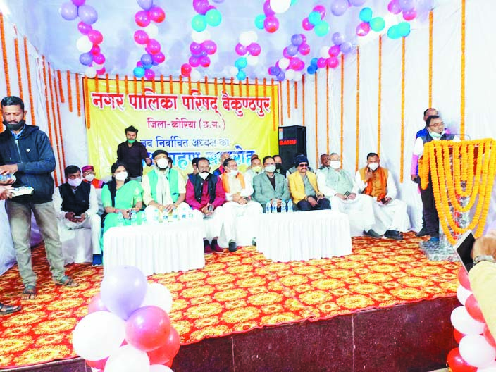 नविता शिवहरे को एसडीएम ने दिलाई शपथ नविता शिवहरे को एसडीएम ने दिलाई शपथ
