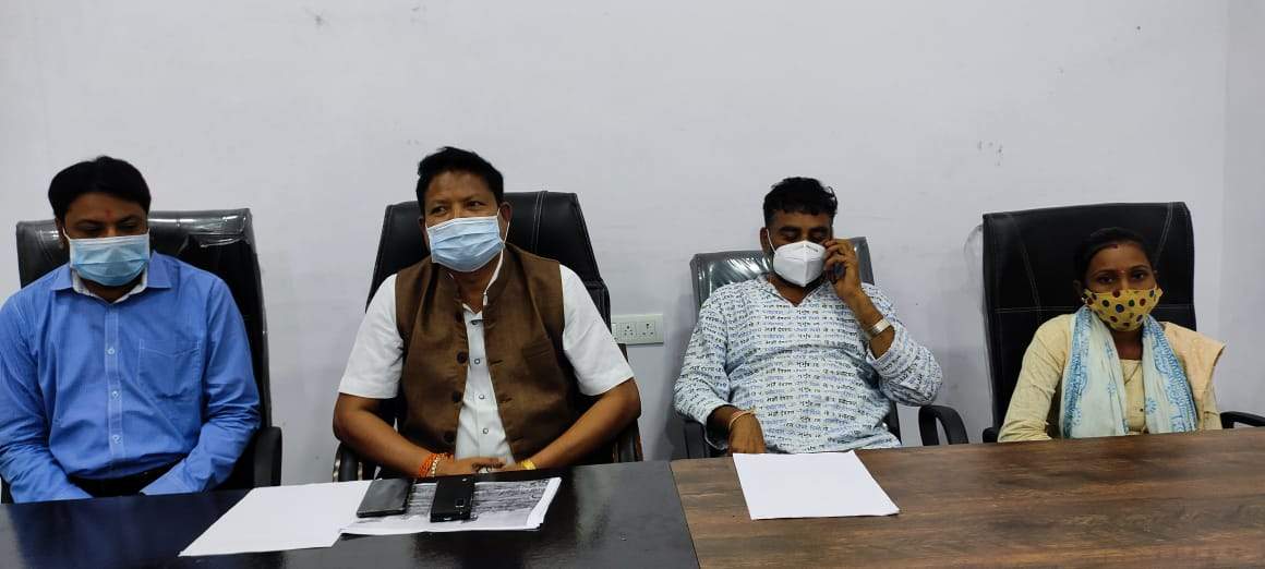 कांग्रेस नेता और कार्यकर्ता कर रहे काम, मजदूर कर रहे पलायन - गागड़ा