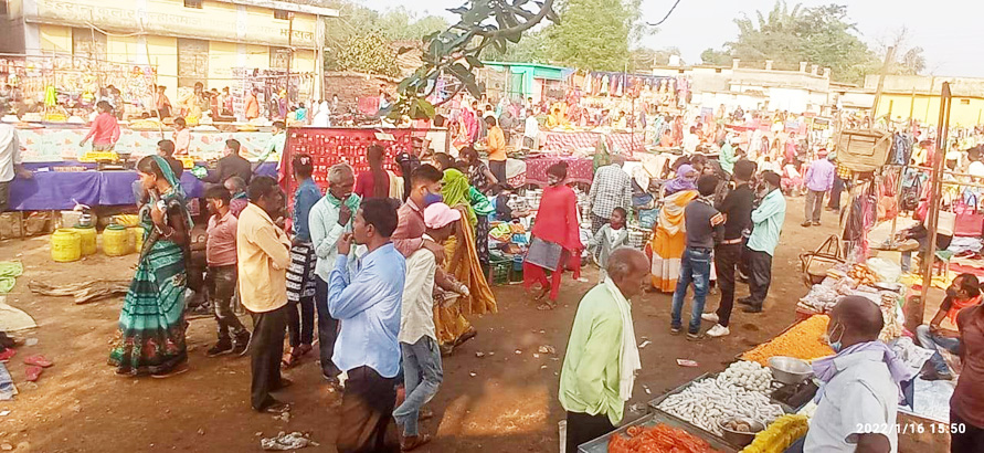गांव-गांव में मंडई मेला, हजारों की संख्या में जुट रही भीड़ गांव-गांव में मंडई मेला, हजारों की संख्या में जुट रही भीड़