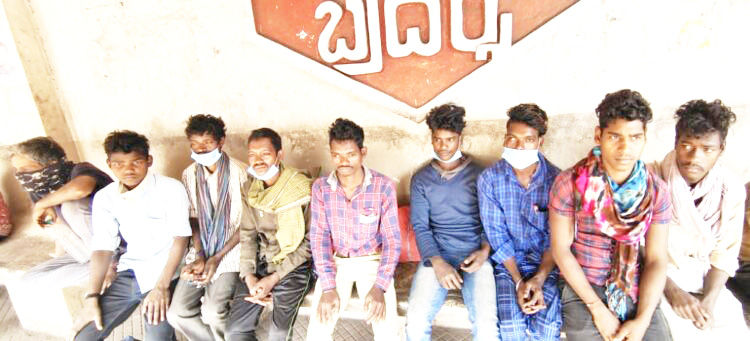 कमाने-खाने कर्नाटक गए आदिवासी, परिजनों ने बंधक बनाने का लगाया आरोप