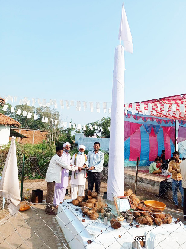 जैतखंभ में चढ़ाया पालो जैतखंभ में चढ़ाया पालो
