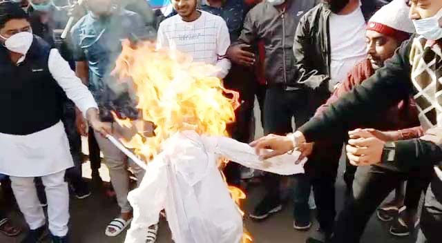एनएसयूआई कार्यकर्ताओं ने फूंका योगी का पुतला एनएसयूआई कार्यकर्ताओं ने फूंका योगी का पुतला