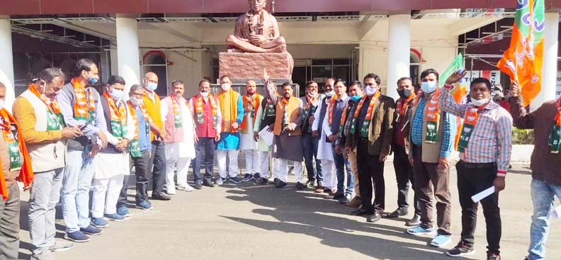 बारिश से फसल नुकसान का मुआवजा मांगने राज्यपाल के नाम सौंपा ज्ञापन बारिश से फसल नुकसान का मुआवजा मांगने राज्यपाल के नाम सौंपा ज्ञापन