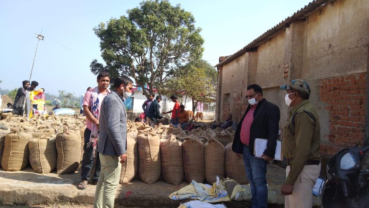 खाते में दूसरे का धान बेचते किसान पकड़ाया, 70 बोरी धान जब्त