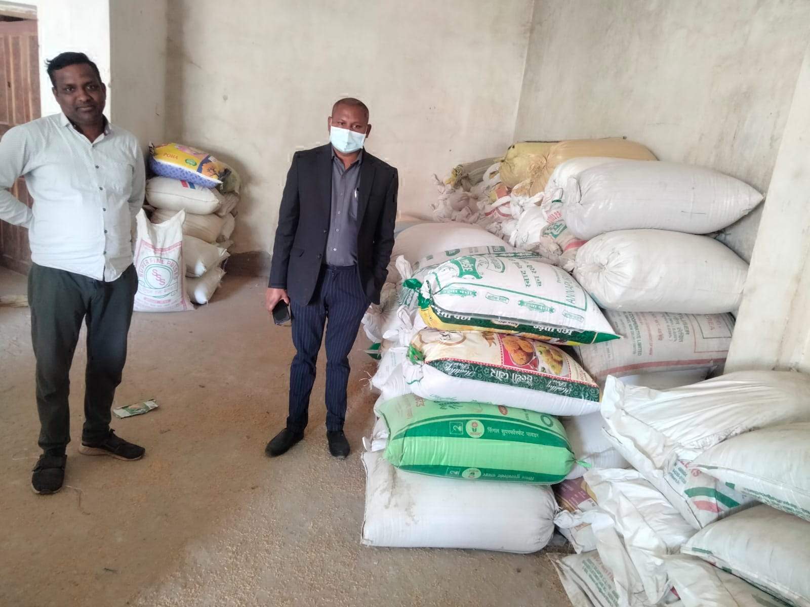 2 दुकानों से 190 बोरी धान जब्त