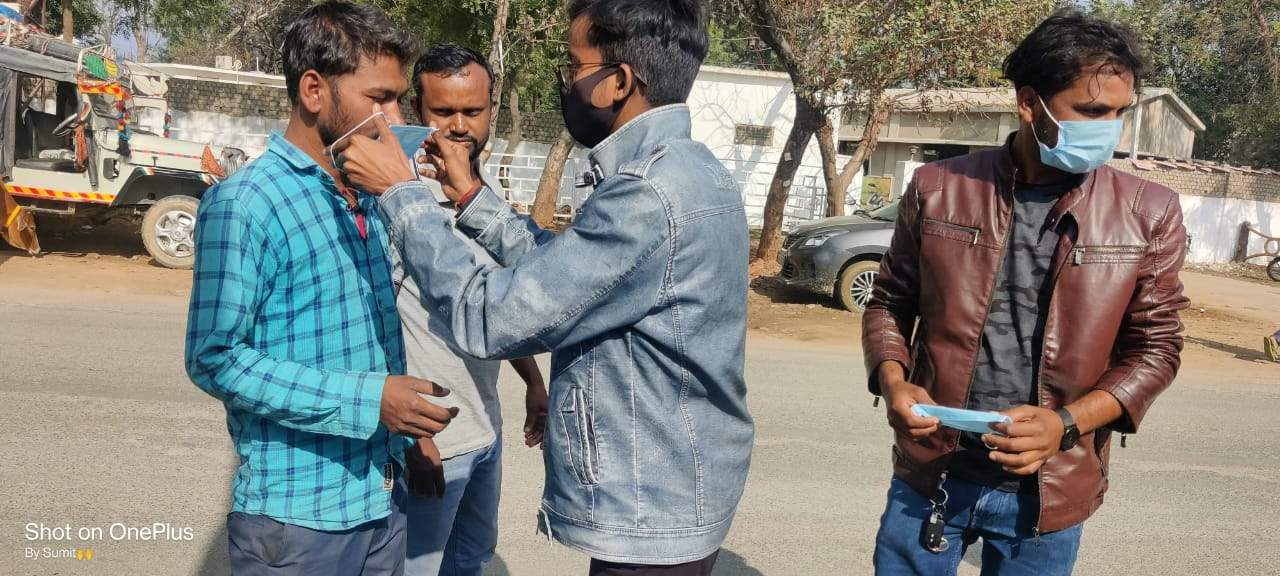 युकां ने बांटे मास्क-सैनिटाइजर