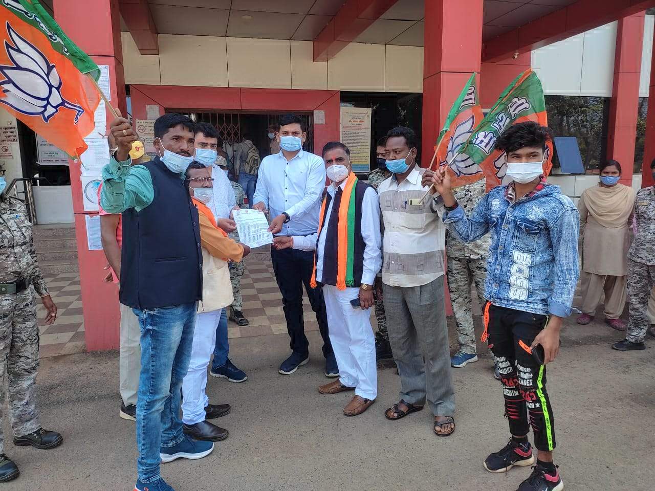 भाजपा किसान मोर्चा ने धान खरीदी की समय सीमा बढ़ाने सौंपा ज्ञापन