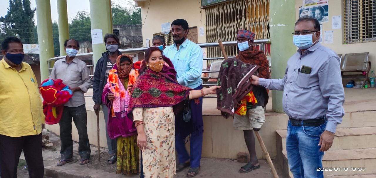 पालिका ने निराश्रितों-जरूरतमंदों को बांटे कंबल