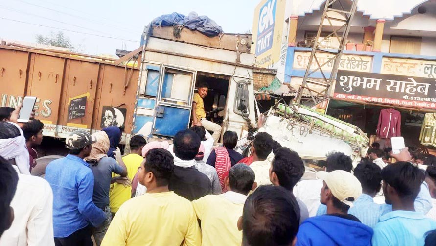 ट्रक से टकराई पिकअप में मिला सौ किलो गांजा ट्रक से टकराई पिकअप में मिला सौ किलो गांजा