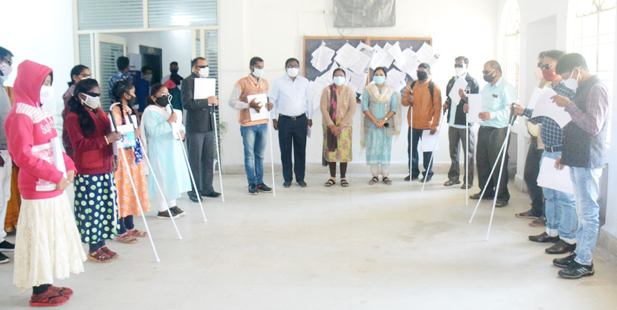 दृष्टिहीन मतदाताओं को ब्रेल लिपि में मतदाता मार्गदर्शिका वितरित