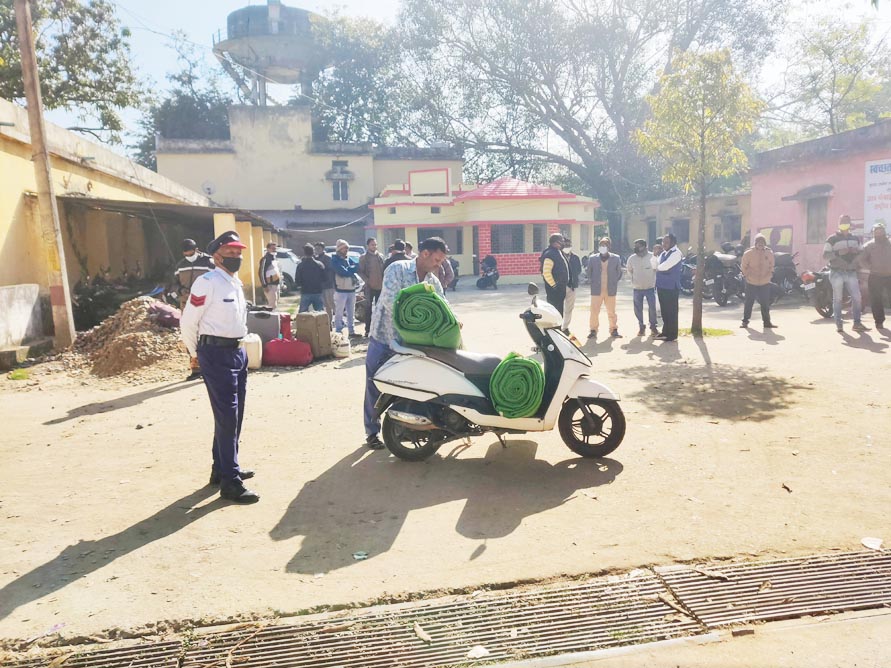 चुनाव सामग्री वितरण में कई घंटे बाद पहुंचे अफसर चुनाव सामग्री वितरण में कई घंटे बाद पहुंचे अफसर