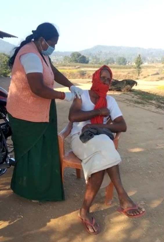 कोरोना से सुरक्षा चक्र बनाने के लिए तेजी से हो रहा है वैक्सीनेशन