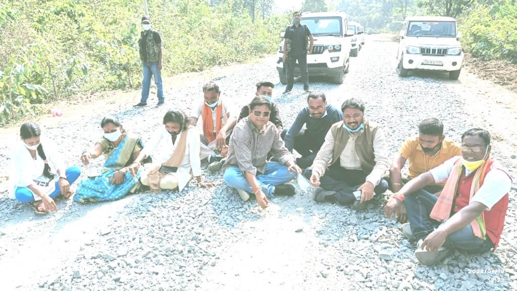 आवापल्ली-उसूर सडक़ से हो रही डामर गायब, भाजपा ने खोला मोर्चा