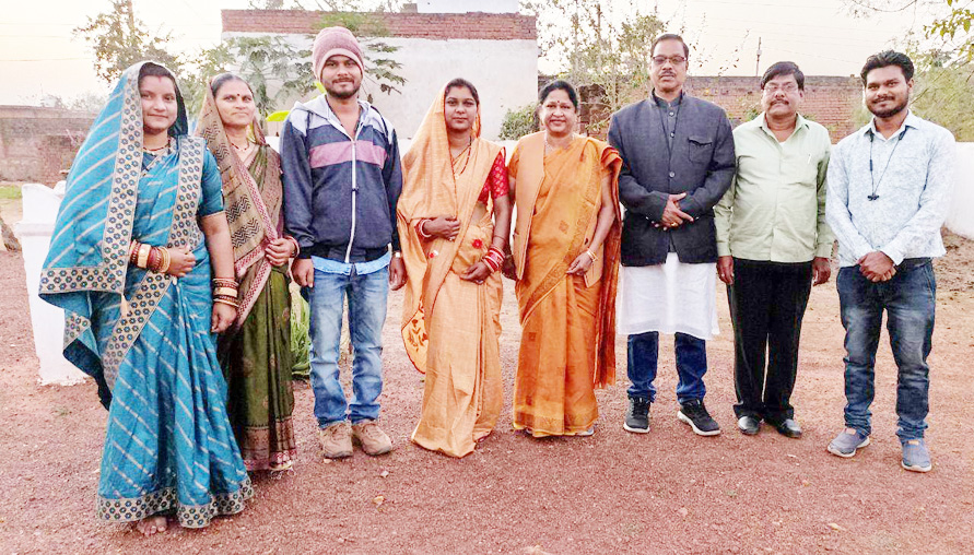 विधायक ने नवदंपत्ति को दिया आशीर्वाद विधायक ने नवदंपत्ति को दिया आशीर्वाद
