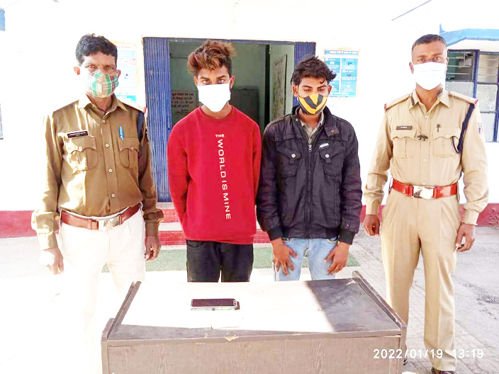 वाहन चालक व खलासी से लूटपाट, दो गिरफ्तार