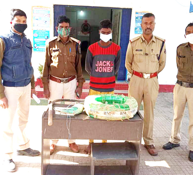 निर्माणाधीन टंकी से छड़ व सामान की चोरी, दो गिरफ्तार