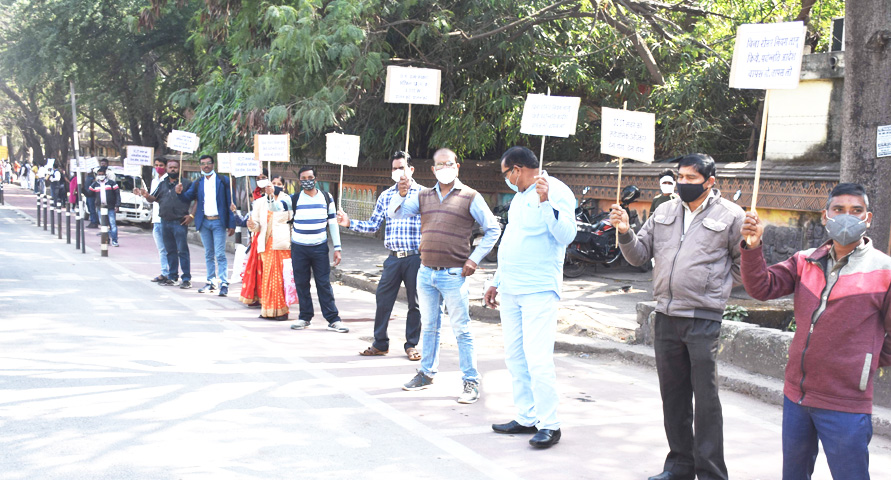 पदोन्नति पर रोक लगाने मानव श्रृंखला पदोन्नति पर रोक लगाने मानव श्रृंखला