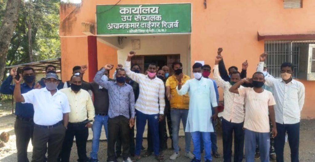 6 माह से वेतन नहीं मिला, एटीआर के 300 से अधिक दैनिक वेतन भोगी बेमियादी धरने पर