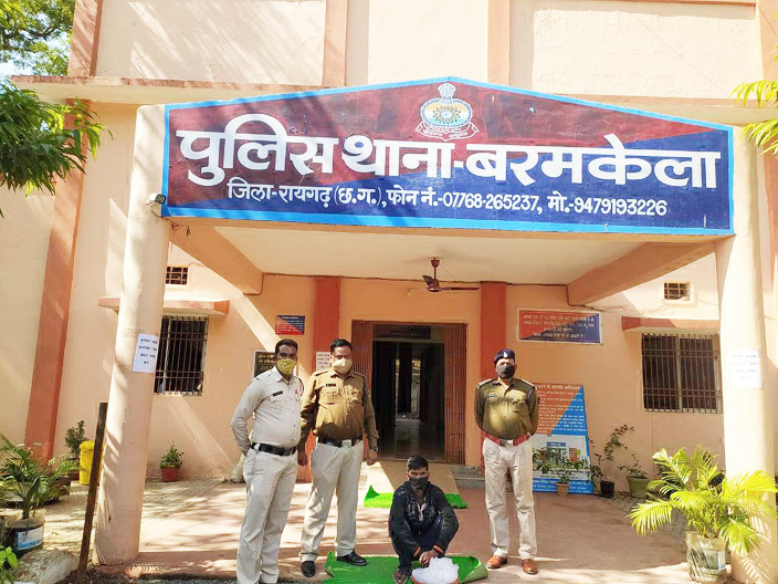 घर के बाड़ी में छिपाकर रखे 9 लीटर महुआ शराब की जब्ती