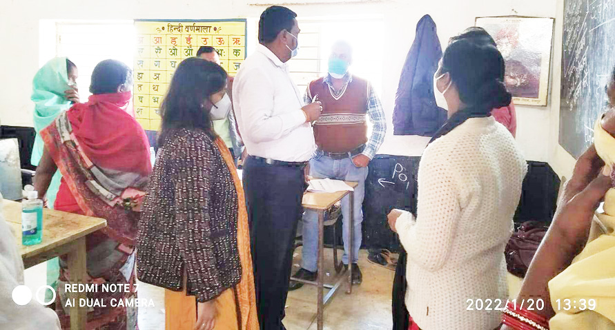 कलेक्टर ने किया मतदान केन्द्र का निरीक्षण कलेक्टर ने किया मतदान केन्द्र का निरीक्षण