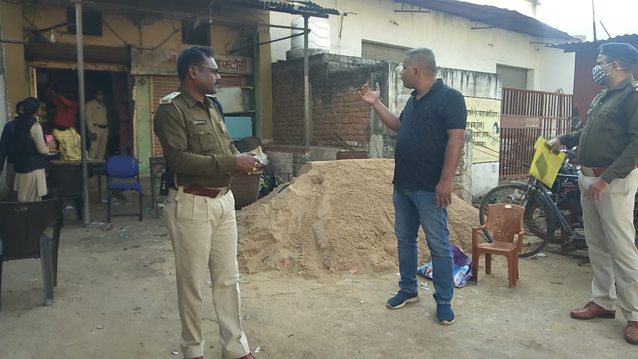 दो कबाडिय़ों से 4 लाख के सामान जब्त