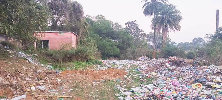 कोरोना संक्रमित का शव रिहायशी क्षेत्र में दफनाया, वार्डवासियों ने जताया विरोध