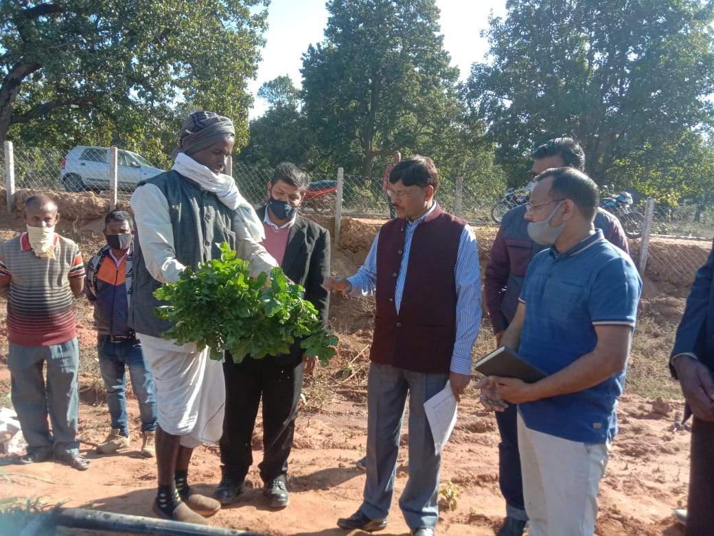 गांवों में सरकारी योजनाओं के अमल के लिए अदाणी फाउंडेशन की पहल