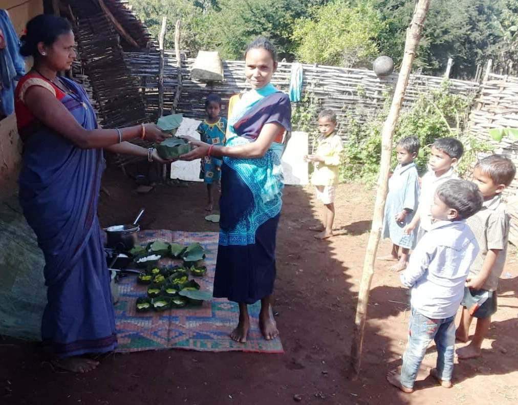 अबूझमाड़ में गर्भवती माताओं व बच्चों को परम्परागत दोना में दिया जा रहा गरम भोजन