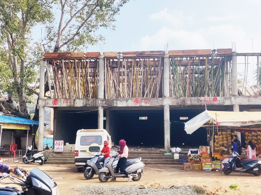 पुराने बस स्टैंड में दुकानों का नियम विरूद्ध आबंटन, लोग खफा पुराने बस स्टैंड में दुकानों का नियम विरूद्ध आबंटन, लोग खफा