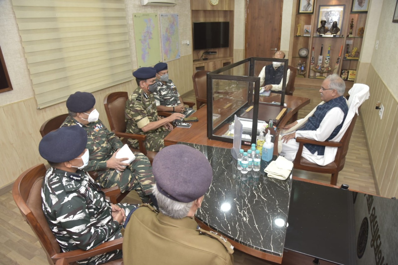सीएम से सीआरपीएफ के डीजी की मुलाकात, बनी अगले छह माह की रणनीति सीएम से सीआरपीएफ के डीजी की मुलाकात, बनी अगले छह माह की रणनीति