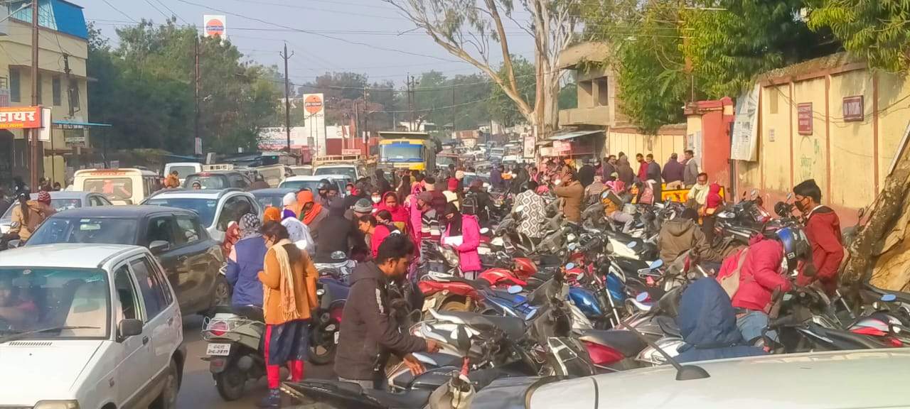 देर से पहुंचने से कई परीक्षार्थी निराश लौटे, जगह-जगह जाम से भी परेशानी