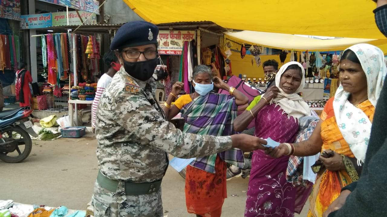 मास्क अप अभियान : पुलिस ने साप्ताहिक बाजार में बांटे मास्क