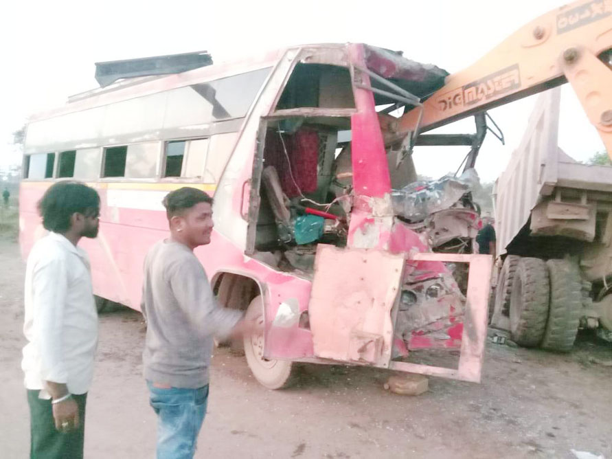 बस को हाईवा ने मारी ठोकर, 8 घायल