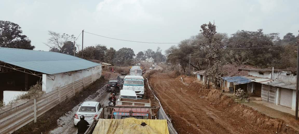 युकां ने एनएच को जाम कर किया विरोध प्रदर्शन